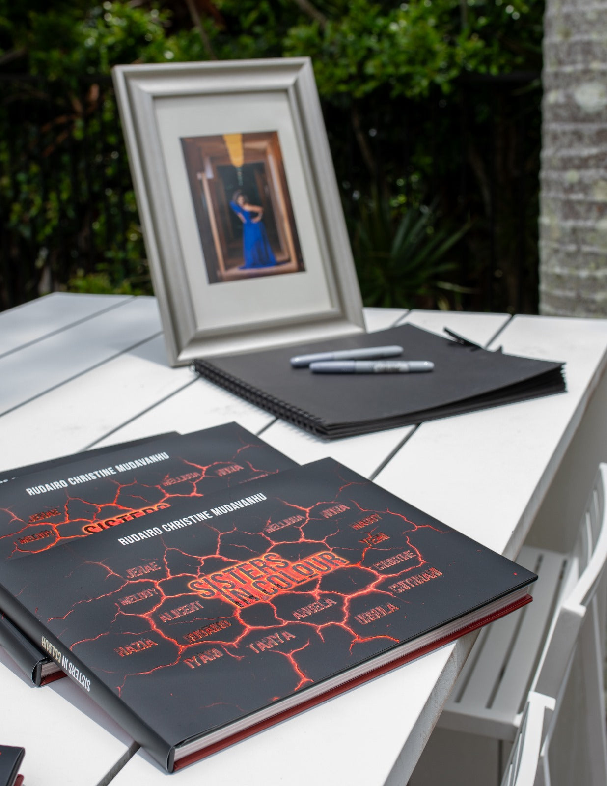 Sisters in Colour the Luxury Premium Coffee Table Book (Hardback)