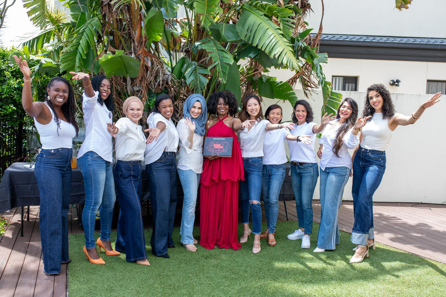 Sisters in Colour the Luxury Premium Coffee Table Book (Hardback)